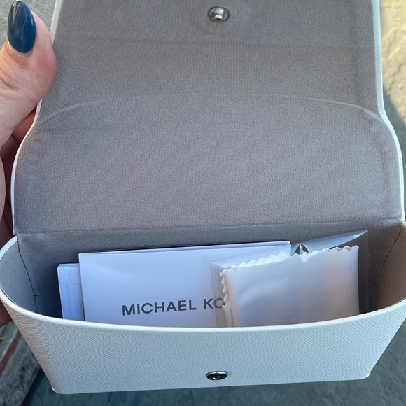 Michael Kors sunglasses case - Picture 3 of 4